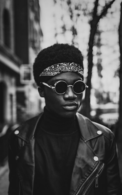 Free photo man wearing black aviator sunglasses and black knit cap