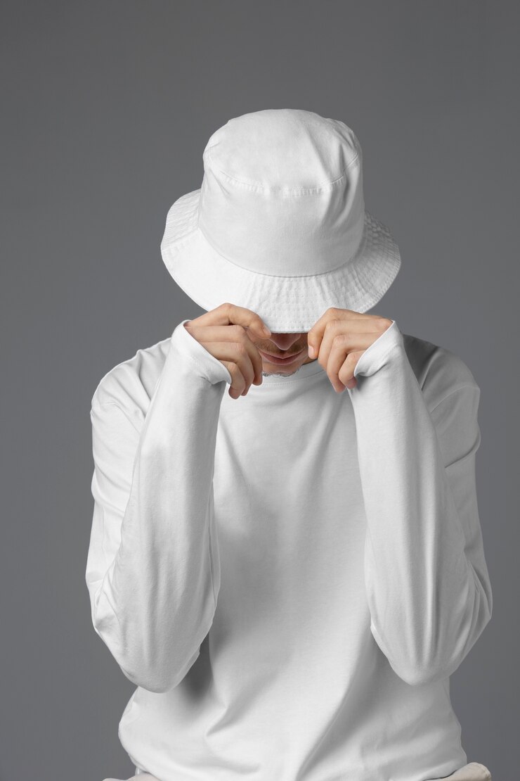 無料Photo 空白のシャツを着ている男