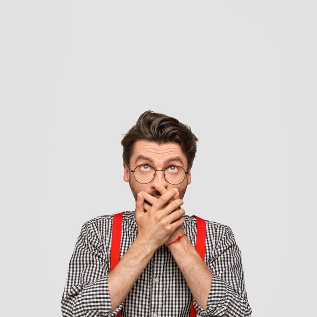 チェッカーシャツと赤いサスペンダーを着た男