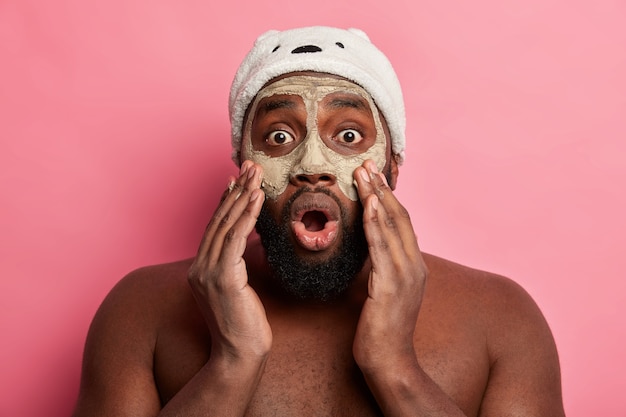 皮膚科のスキンケアのために顔に化粧マスクを着用している男性