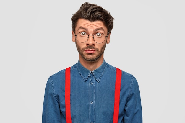 Free photo man wearing denim shirt and red suspenders