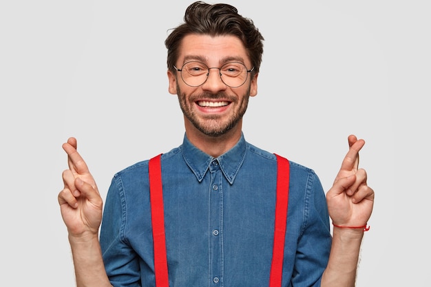 Uomo che indossa camicia di jeans e bretelle rosse