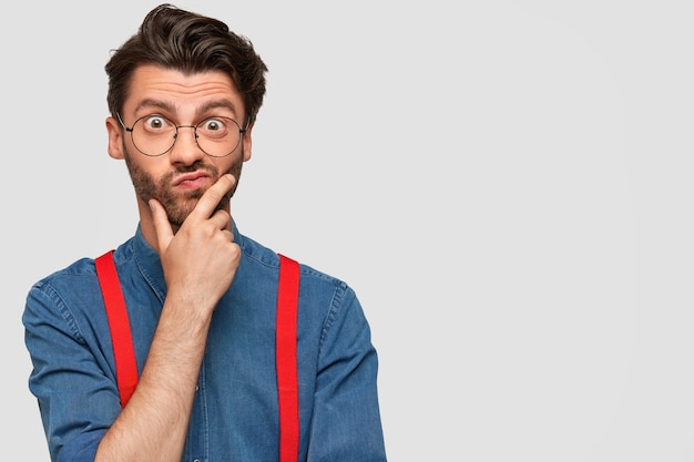 Uomo che indossa camicia di jeans e bretelle rosse