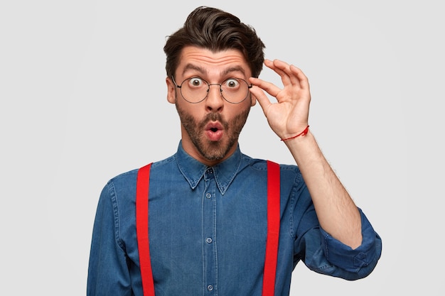 Free photo man wearing denim shirt and red suspenders