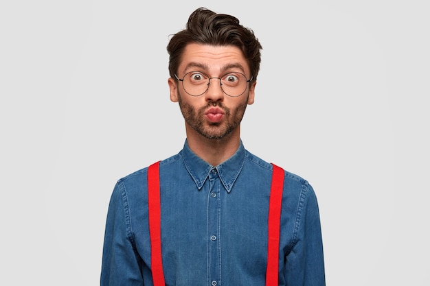 Free photo man wearing denim shirt and red suspenders