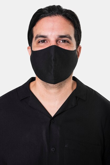 새로운 정상 동안 얼굴 마스크를 착용하는 남자