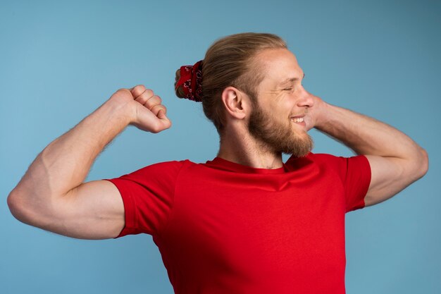 ヘアクリップミディアムショットを着た男