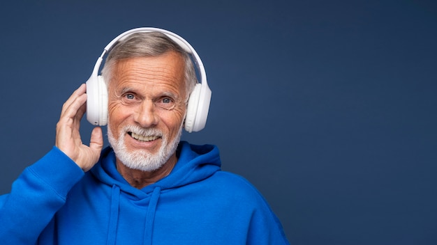 Free photo man wearing headphones close up