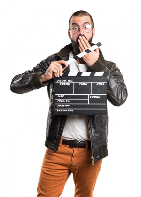 Человек в кожаной куртке, держащей clapperboard