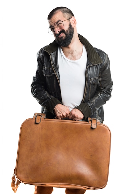 スーツケースを着た革ジャケットを着ている男