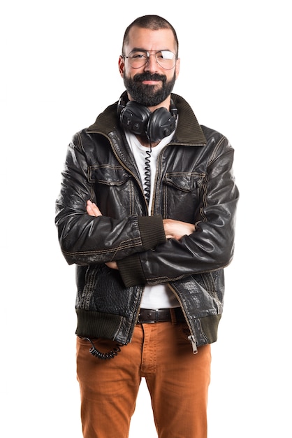 Uomo che indossa una giacca di cuoio che ascolta la musica