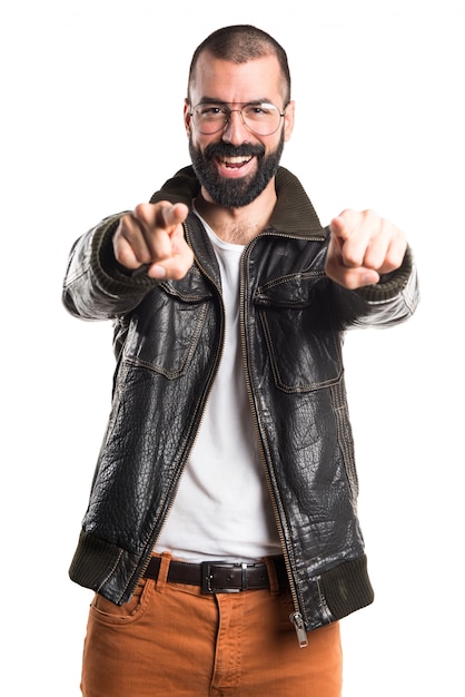 Free photo man wearing a leather jacket pointing to the front