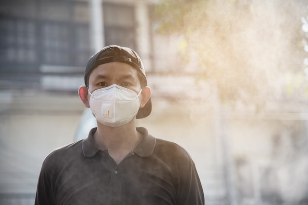 대기 오염 환경에서 보호 마스크를 착용하는 남자