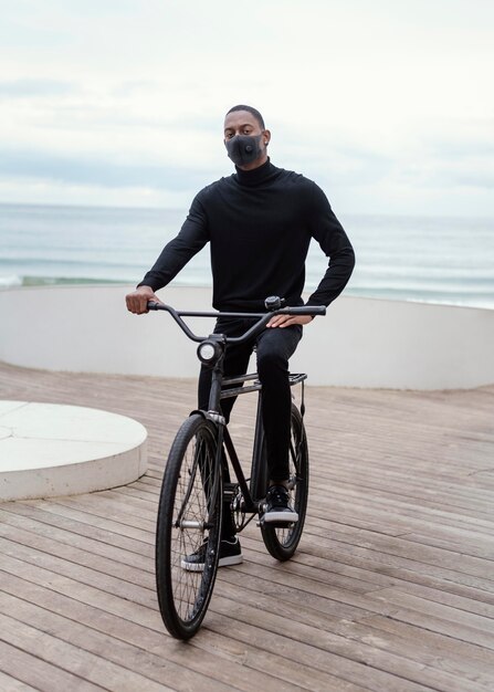 街で自転車に乗ってマスクをしている男