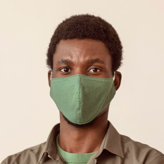 Человек в медицинской маске для собственной безопасности