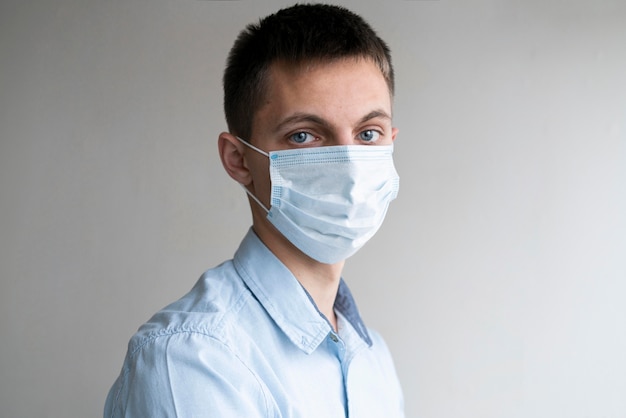 Free photo man wearing medical mask