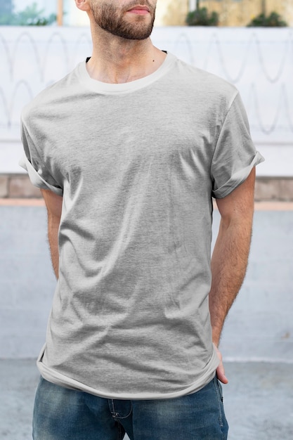 Uomo che indossa un tiro all'aperto di abbigliamento di moda t-shirt grigia minimale