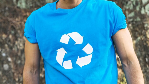 Man wearing recycle t-shirt 