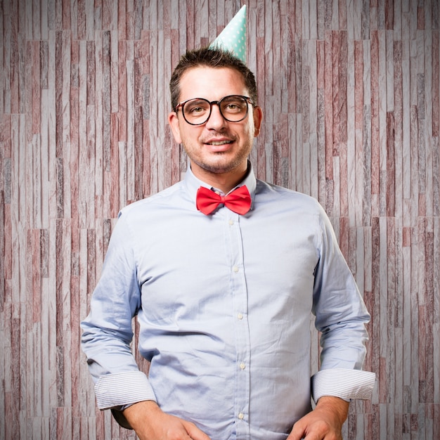 L'uomo che indossa un cappello di farfallino e partito rosso. guardando beatitudine.