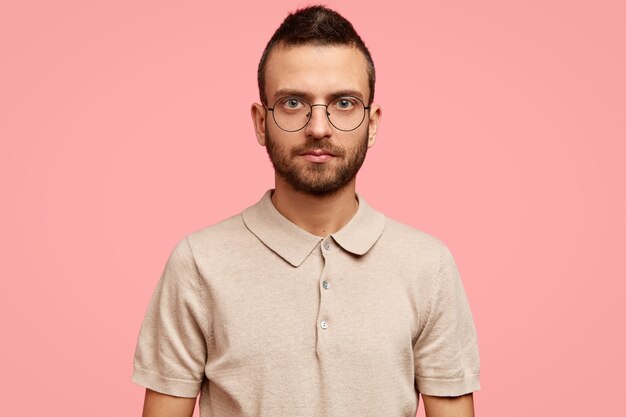 Man wearing round eyeglasses and casual T-shirt