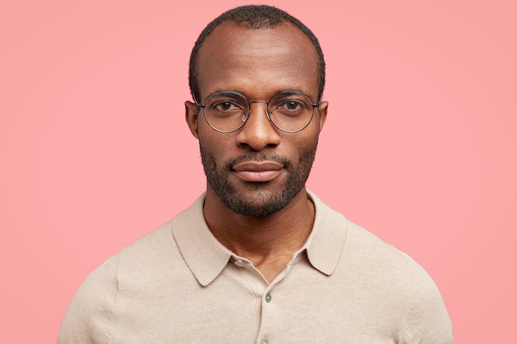 Free Photo man wearing round eyeglasses and casual t-shirt