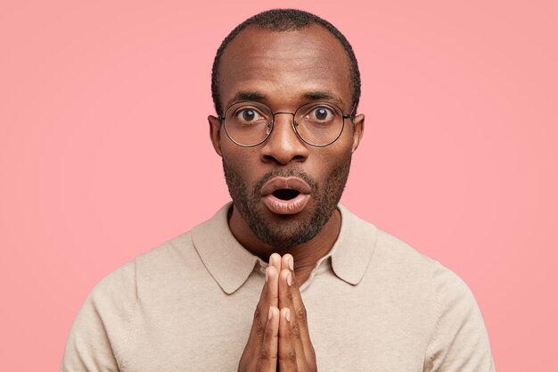 Man wearing round eyeglasses and casual T-shirt