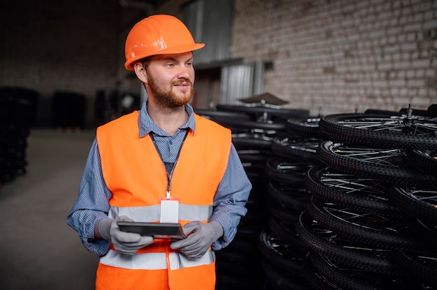 Uomo che indossa un berretto di sicurezza al lavoro