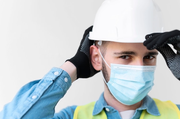 Foto gratuita uomo che indossa uno speciale equipaggiamento protettivo industriale