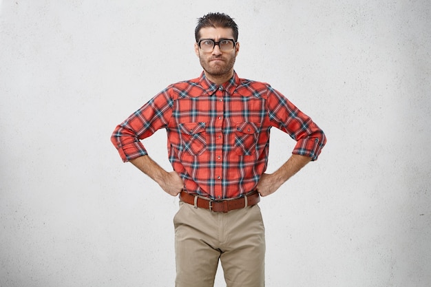 Free photo man wearing striped shirt and eyeglasses