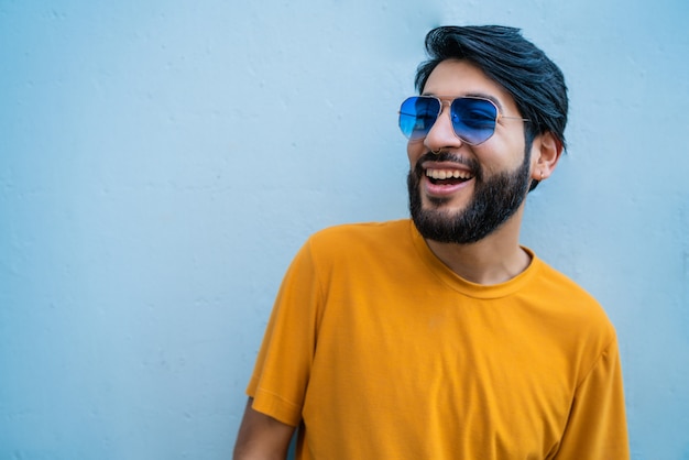 Man wearing summer clothes and sunglasses.