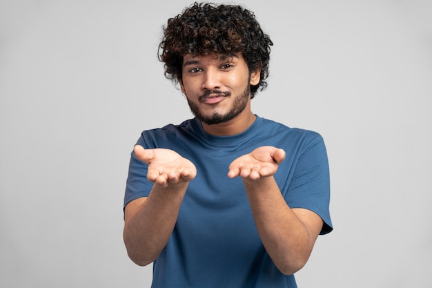 身振りで示すTシャツを着ている男