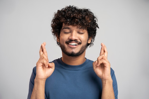 Free photo man wearing t shirt gesturing