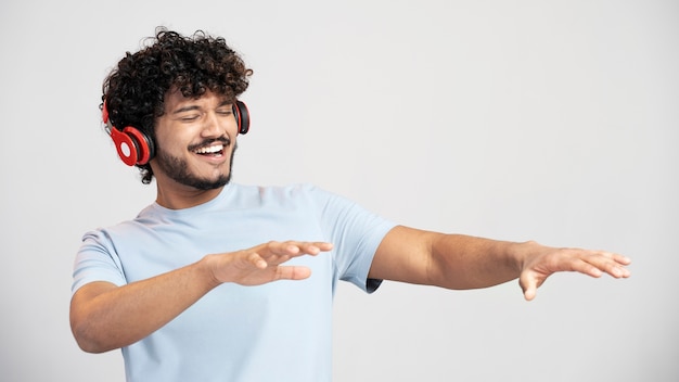 身振りで示すTシャツを着ている男