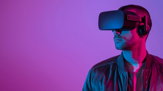 Человек в очках vr с фиолетовым светом