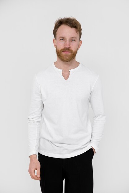 白い空白のシャツを着た男ミディアムショット
