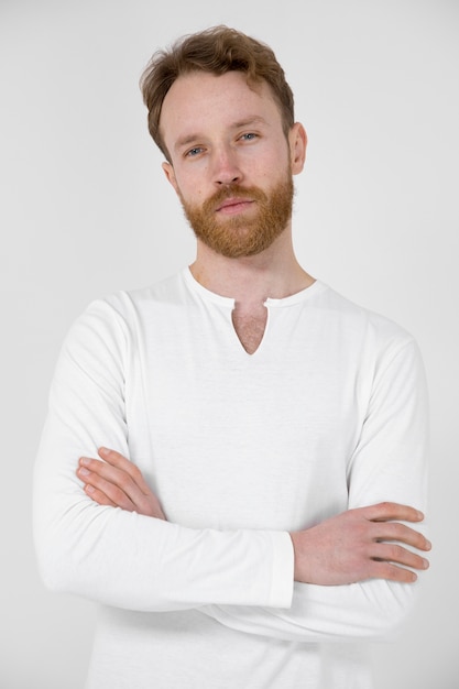 Foto gratuita uomo che indossa una camicia bianca colpo medio