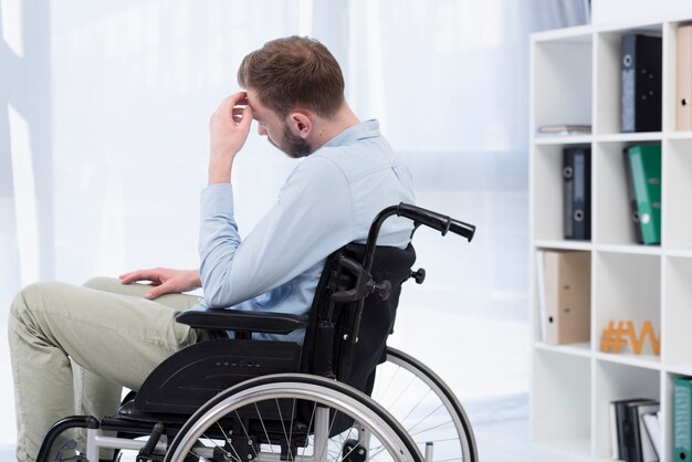 Человек в инвалидной коляске мышления