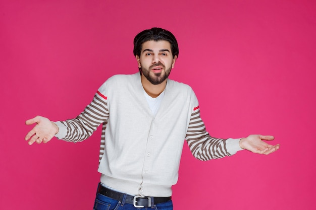 L'uomo in camicia bianca sembra confuso e perso.