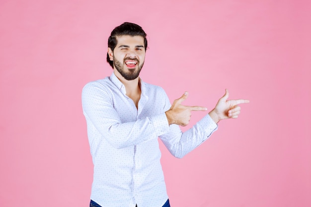 感情を込めて右側を見せている白いシャツを着た男。