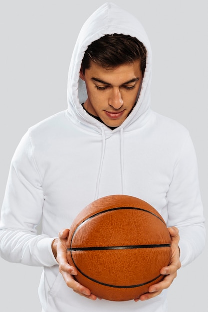 Foto gratuita uomo in abiti sportivi bianchi giocando a basket