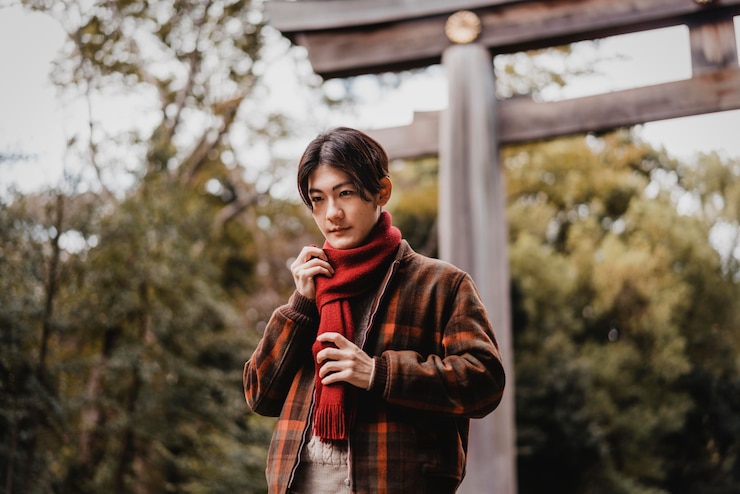 無料Photo 門の前で屋外でポーズをとる冬服の男