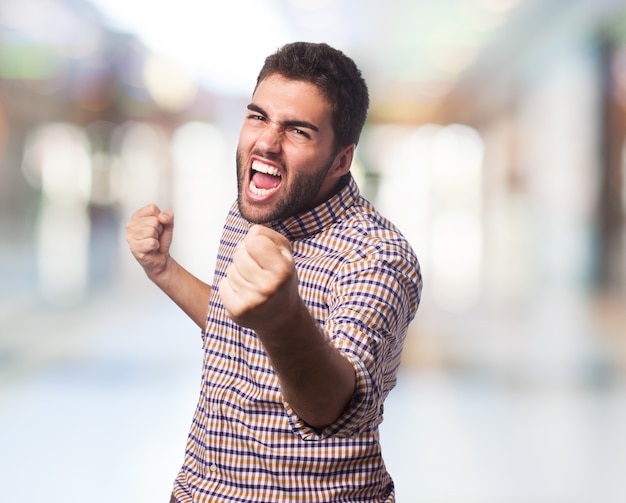 Foto gratuita l'uomo con la faccia arrabbiata iniziare a combattere