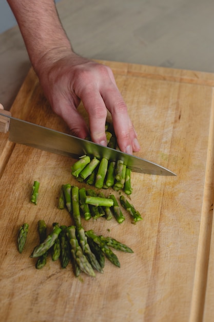 Foto gratuita uomo con asparagi