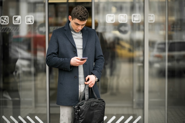 Uomo con borsa fuori