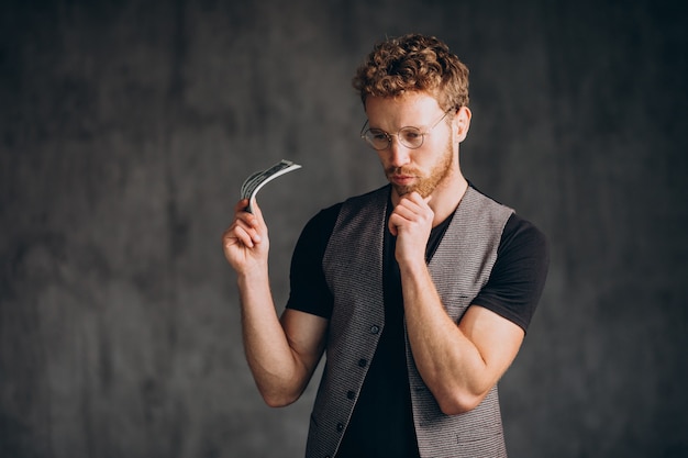 Free photo man with banknotes isolated in studio