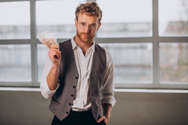 Free photo man with banknotes isolated in studio