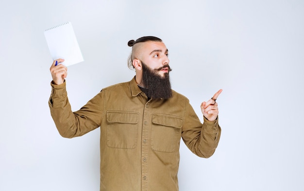 Free photo man with beard demonstrating his project and waiting for reviews.