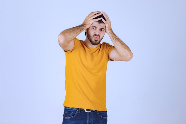 L'uomo con la barba ha mal di testa e si sente male