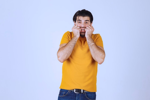 Foto gratuita l'uomo con la barba sembra confuso e perso.