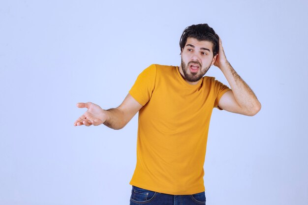 L'uomo con la barba sembra confuso e perso